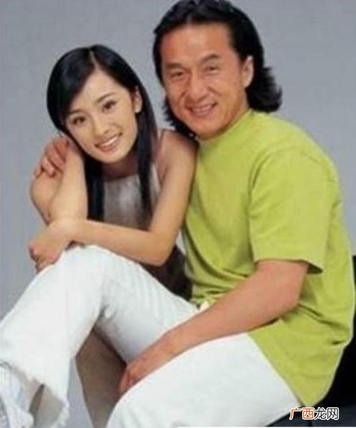 成龙和杨幂，17岁杨幂曾被49岁成龙搂在怀里