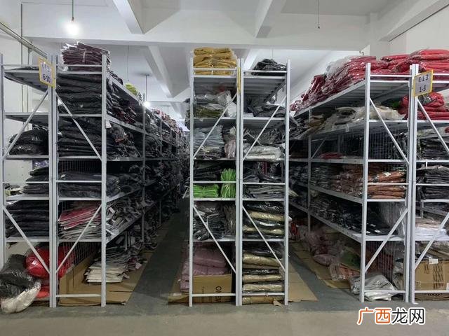 开服装店进货渠道怎么找,我想开个服装店怎么找货源