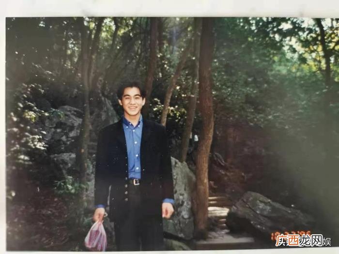 乔振宇旧照，43岁乔振宇18岁旧照同现在差别不大