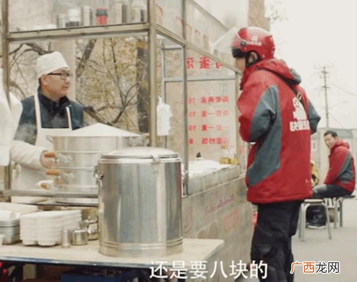 肖战送外卖,原来肖战演的外卖小哥也戴着助听器
