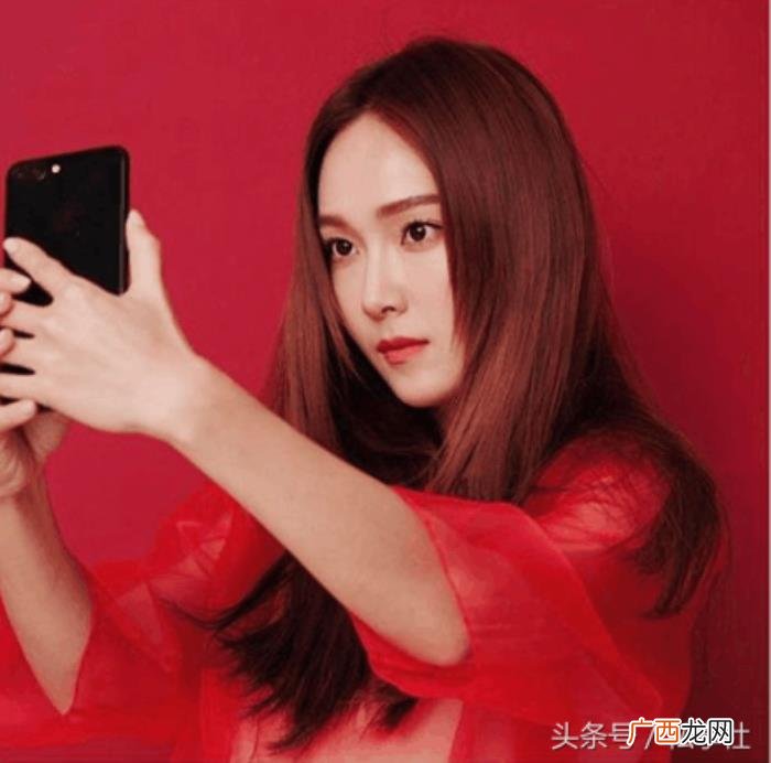暖色系发色，秋冬暖色系大热发型师推介气质风红茶拿铁发色