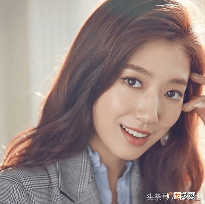 暖色系发色，秋冬暖色系大热发型师推介气质风红茶拿铁发色