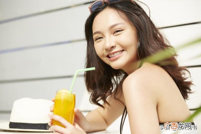 男生喜欢捏你脸心理学，男生摸女生的脸暗示什么意思