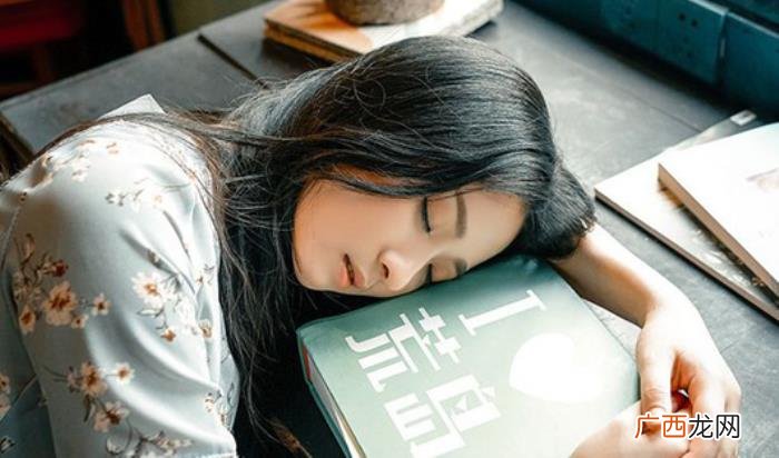 男生喜欢用身体靠近你，男人的这些身体语言