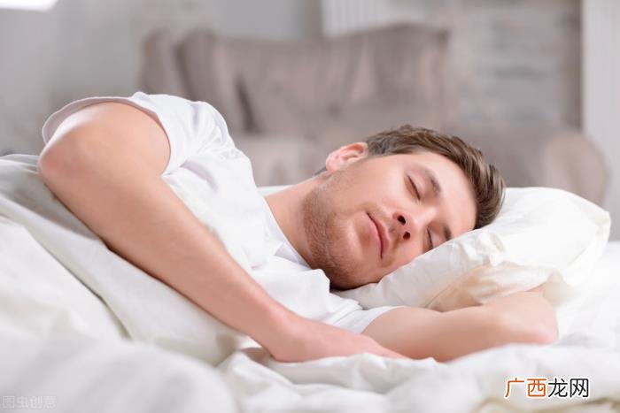 男生一般睡前联系的人，从男人的睡前行为看他的性格特点
