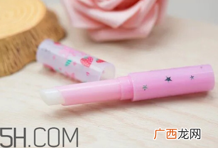 变色润唇膏什么牌子好？变色唇膏怎么洗掉？