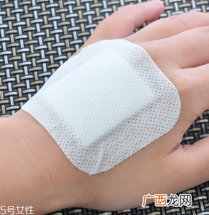 创可贴可以贴一晚上吗？睡觉贴创可贴好吗？
