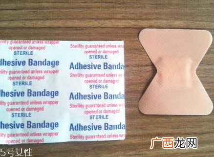 创可贴可以贴痘痘吗？创可贴贴痘痘好吗？