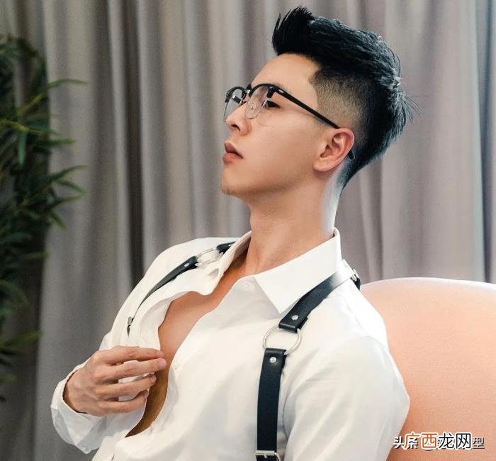 男生两边铲短发发型 两边铲发型男
