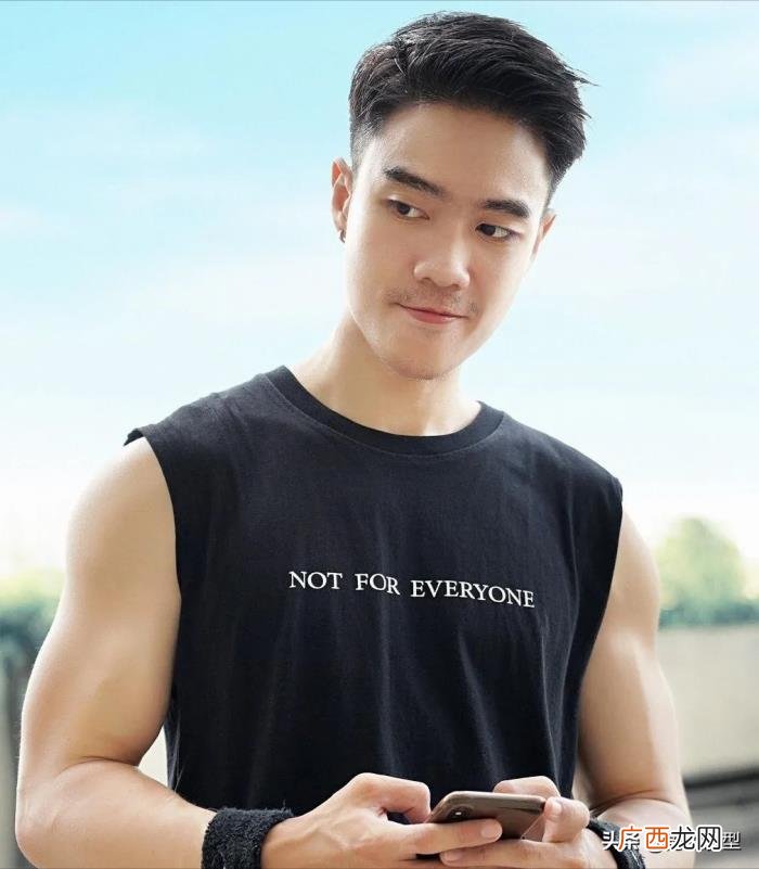 男生两边铲短发发型 两边铲发型男