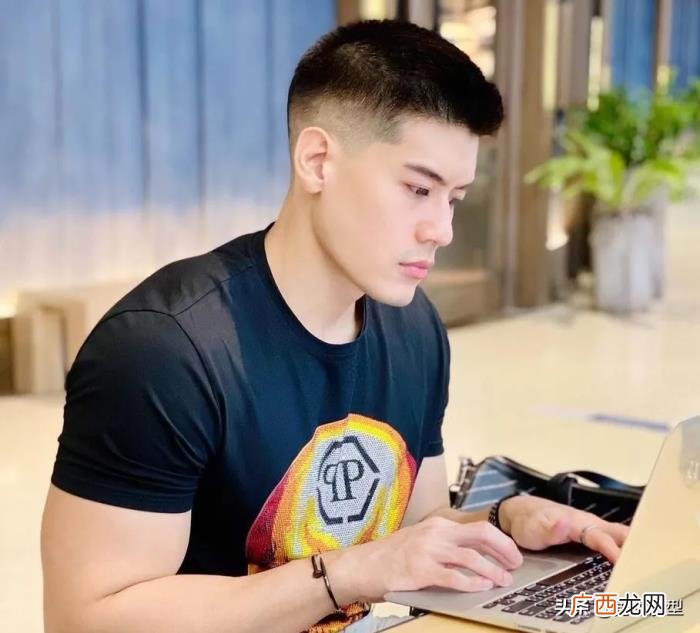 男生两边铲短发发型 两边铲发型男