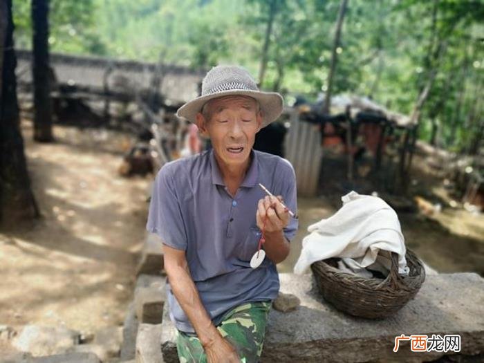 这个31岁的离婚女子真可怜 一个女人离婚了带着两个孩子