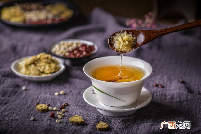 眼睛干涩酸胀怎么办?来点花茶加越橘叶黄素