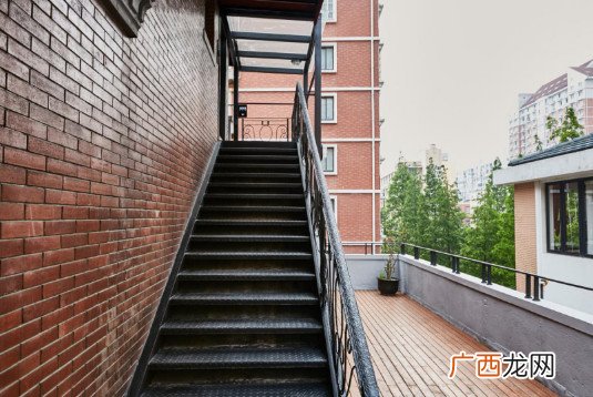 爬山爬楼梯会伤膝盖吗？六招加氨糖软骨素钙片护好膝关节