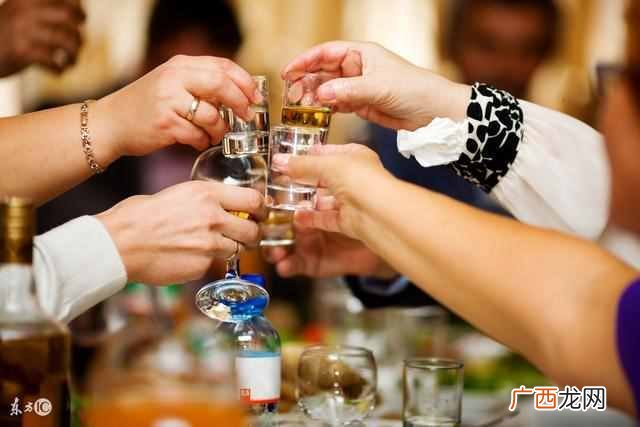 喝酒前吃什么不容易醉酒（喝酒前吃这些不伤胃