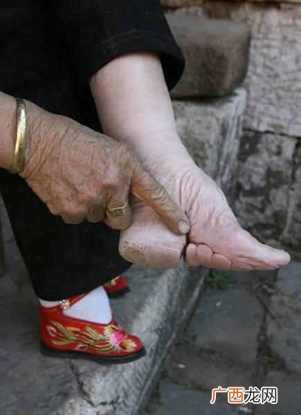 中国妇女裹脚是从什么时候开始的(三寸金莲的