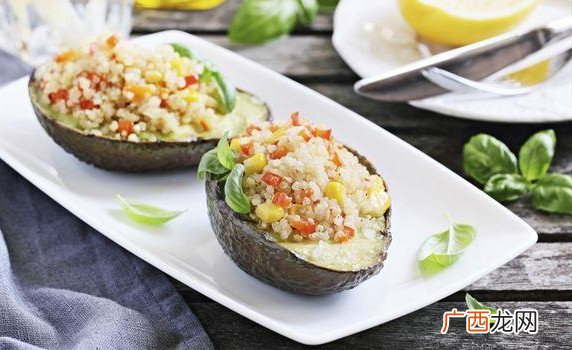 吃不完的米饭怎么保存?酪梨培根拌饭做法