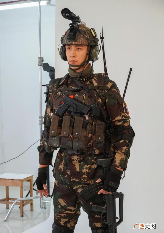 黄景瑜军装，黄景瑜穿军装手持狙击枪荷尔蒙爆棚