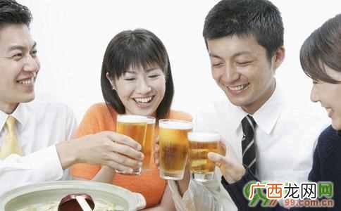 喝啤酒有什么好处（盘点啤酒的几大好处及缺点