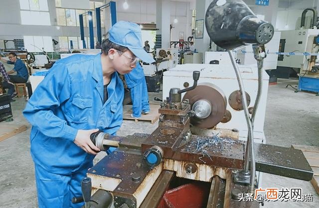 初中毕业学什么最吃香,2021年做什么行业前景好