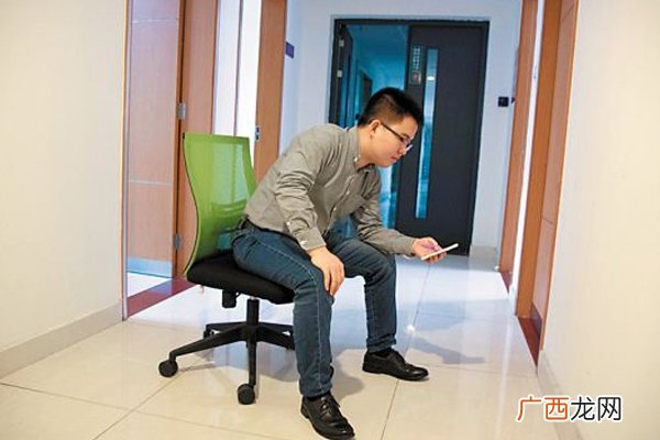 电脑族玩游戏正确坐姿7要点坐不伤身