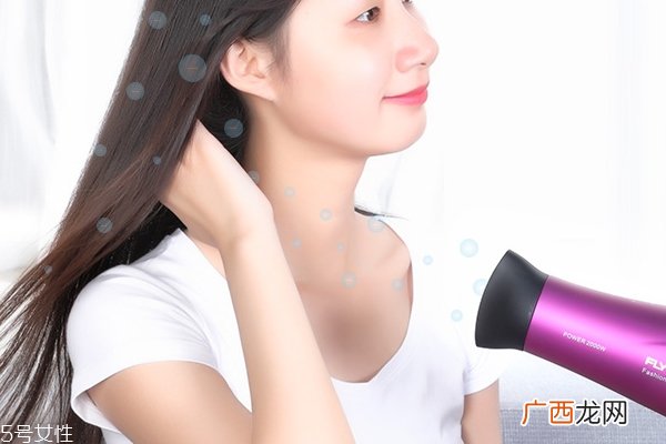 吹风机的妙用消除畏寒状态