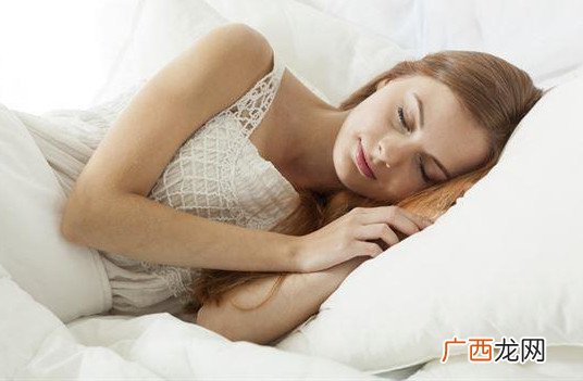 睡在床左侧好还是右侧好
