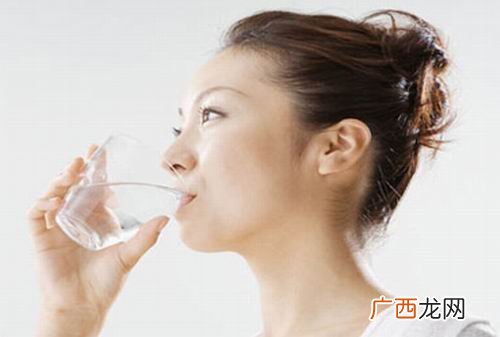 吃饭的时候喝水好不好