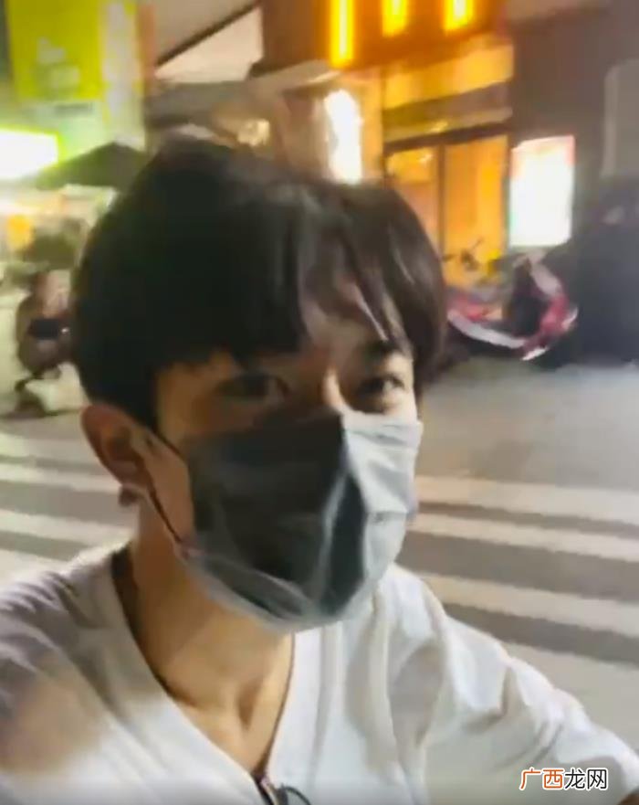 易烊千玺图片新闻，易烊千玺开玩具车上街转悠