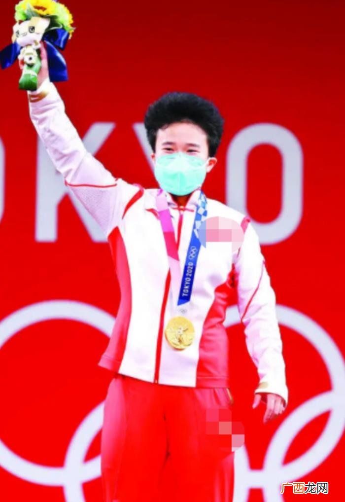 易烊千玺图片新闻，易烊千玺开玩具车上街转悠