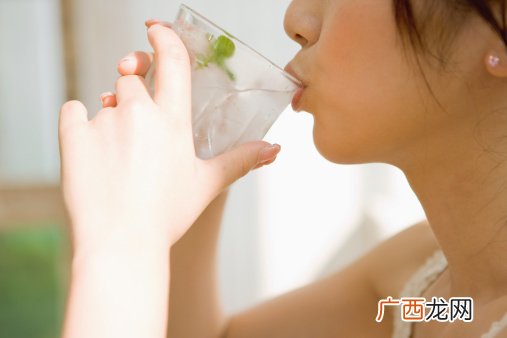抓准喝水时间减肥排毒防疾病
