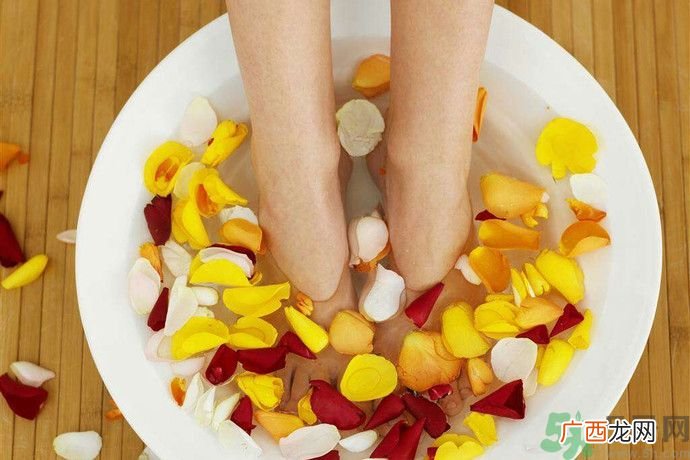 生姜泡脚有什么好处?生姜泡脚的功效与作用