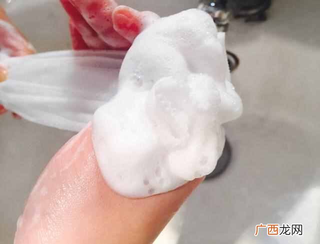 教你几个洗脸技巧 脸上用什么洗脸最好