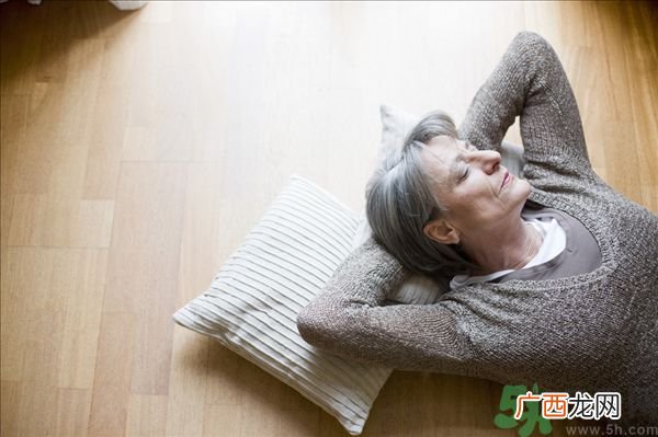 睡地上对身体好不好？睡地上腰疼为什么？
