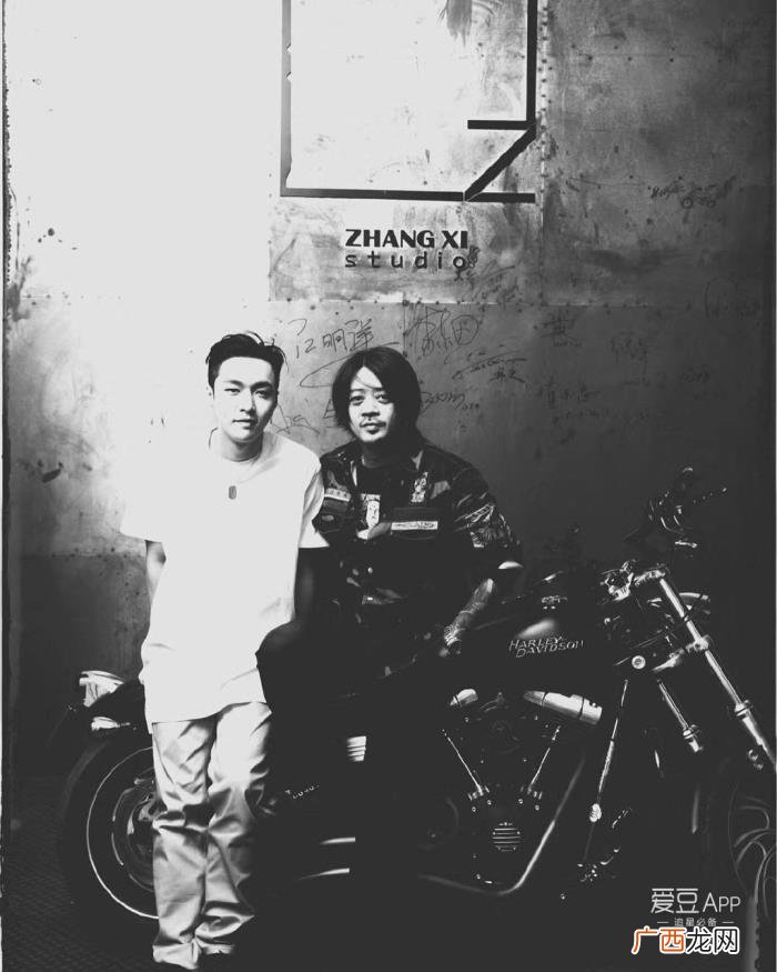 张艺兴黑白,摄影师INS更新张艺兴黑白机车照