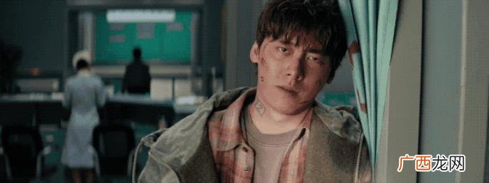 李易峰帅吗，颈上小方巾不离不弃的李易峰为什么还这么帅