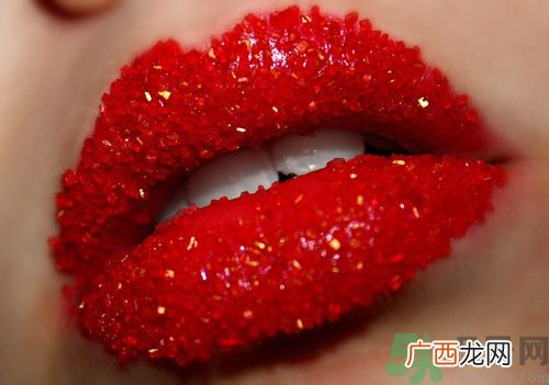 春天嘴唇干裂脱皮怎么办？嘴唇为什么会脱皮？