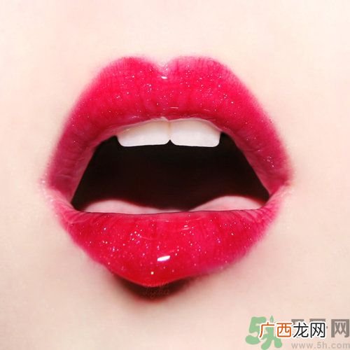春天嘴唇干裂脱皮怎么办？嘴唇为什么会脱皮？