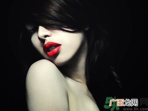 春天嘴唇干裂脱皮怎么办？嘴唇为什么会脱皮？