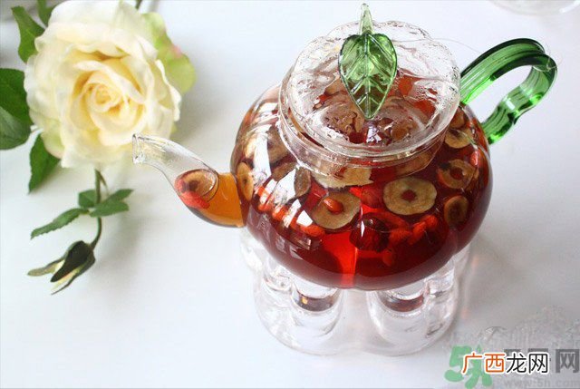 红枣不能和什么一起吃？红枣泡水喝会上火吗？