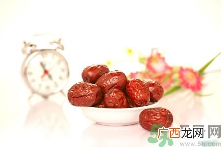 红枣不能和什么一起吃？红枣泡水喝会上火吗？