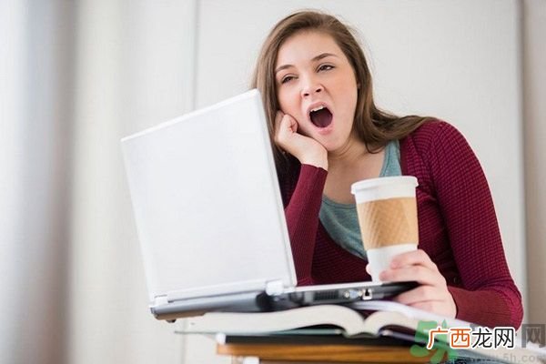 19岁女睡神走哪睡哪竟是病？什么是发作性睡病？