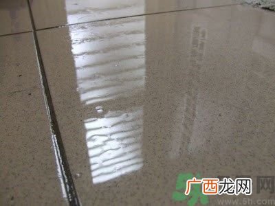 家里地板返潮怎么办？墙上流水是怎么回事？