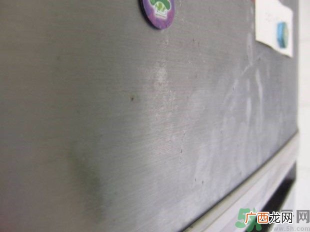 家里地板返潮怎么办？墙上流水是怎么回事？