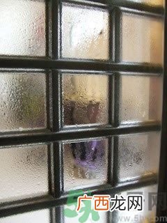 家里地板返潮怎么办？墙上流水是怎么回事？