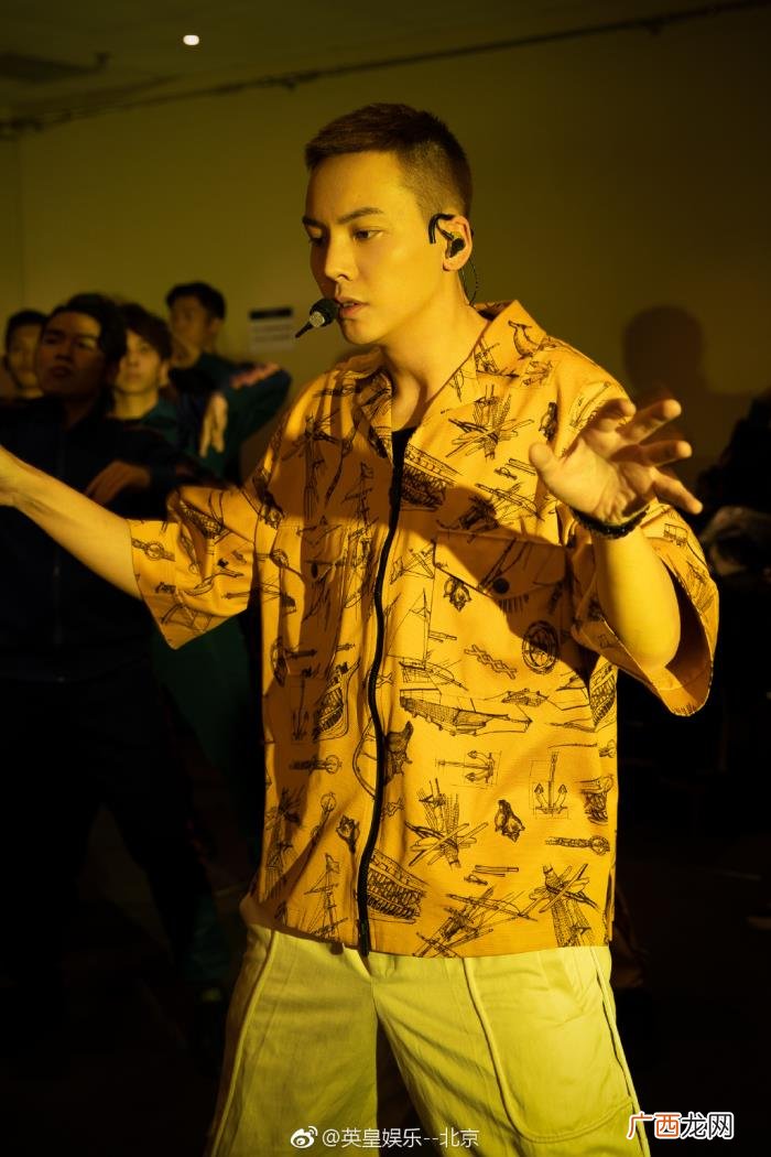 江苏陈伟霆，英皇娱乐分享陈伟霆江苏跨年后台照