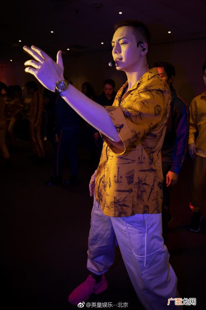 江苏陈伟霆，英皇娱乐分享陈伟霆江苏跨年后台照