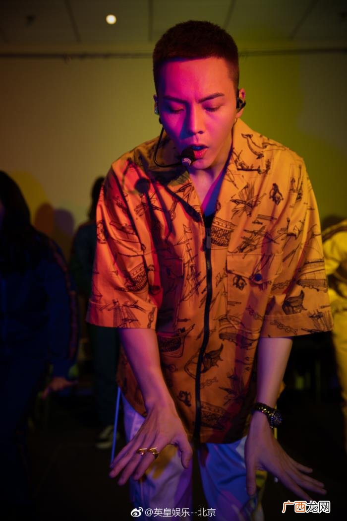 江苏陈伟霆，英皇娱乐分享陈伟霆江苏跨年后台照