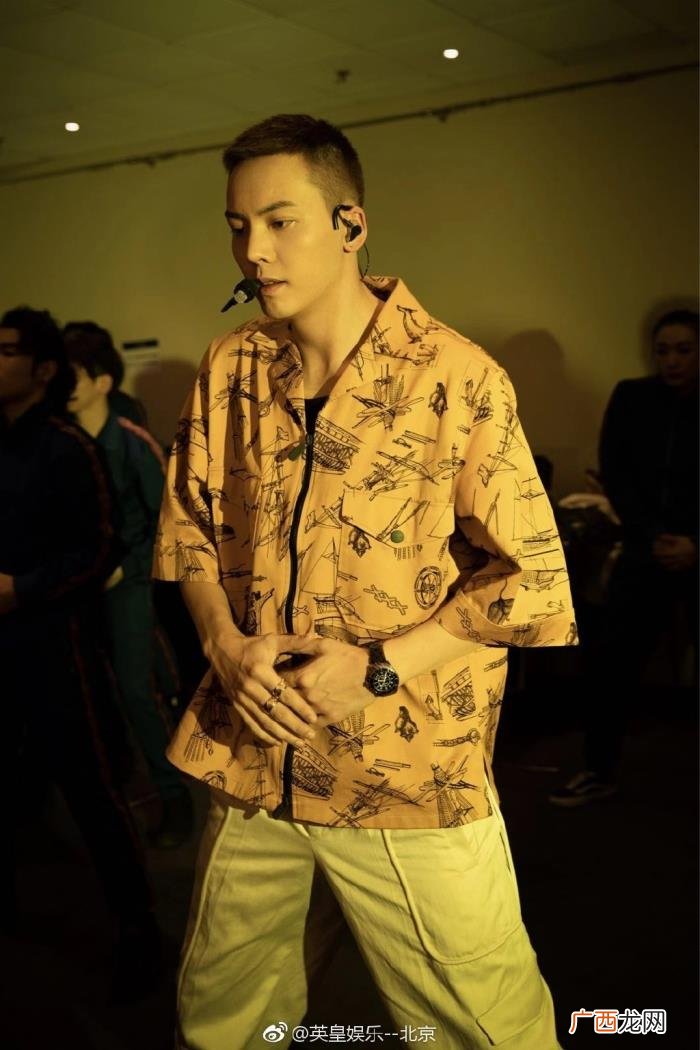 江苏陈伟霆，英皇娱乐分享陈伟霆江苏跨年后台照