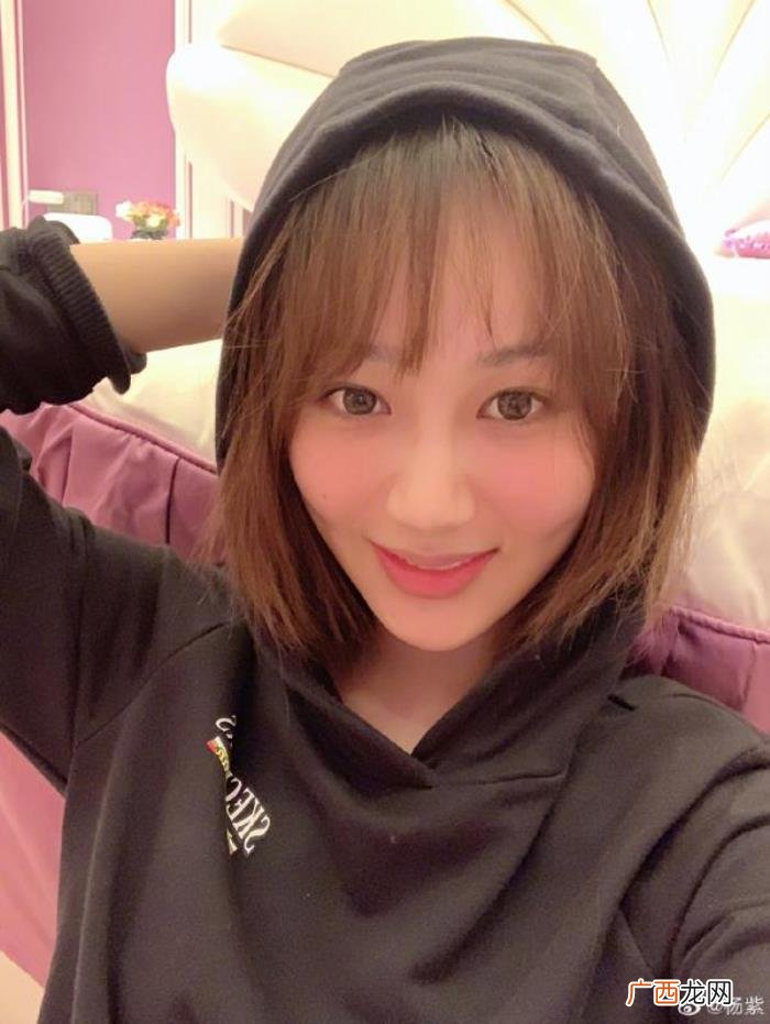 杨紫表情包，杨紫为剧宣不惜连发四张自己的表情包
